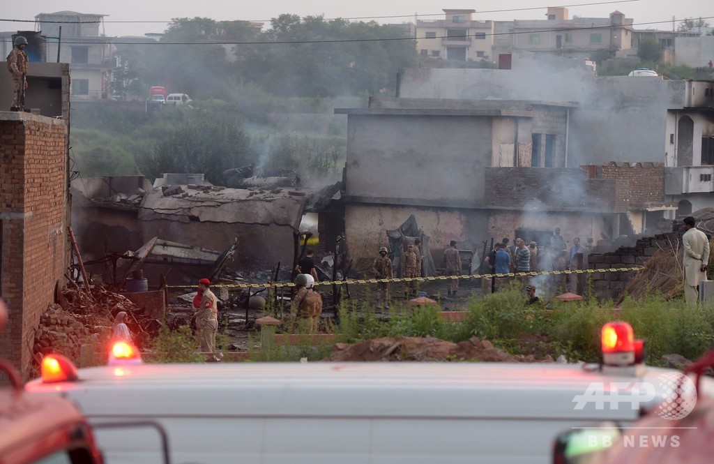 国際ニュース：AFPBB Newsパキスタン首都近郊の住宅地に小型機墜落、17人死亡