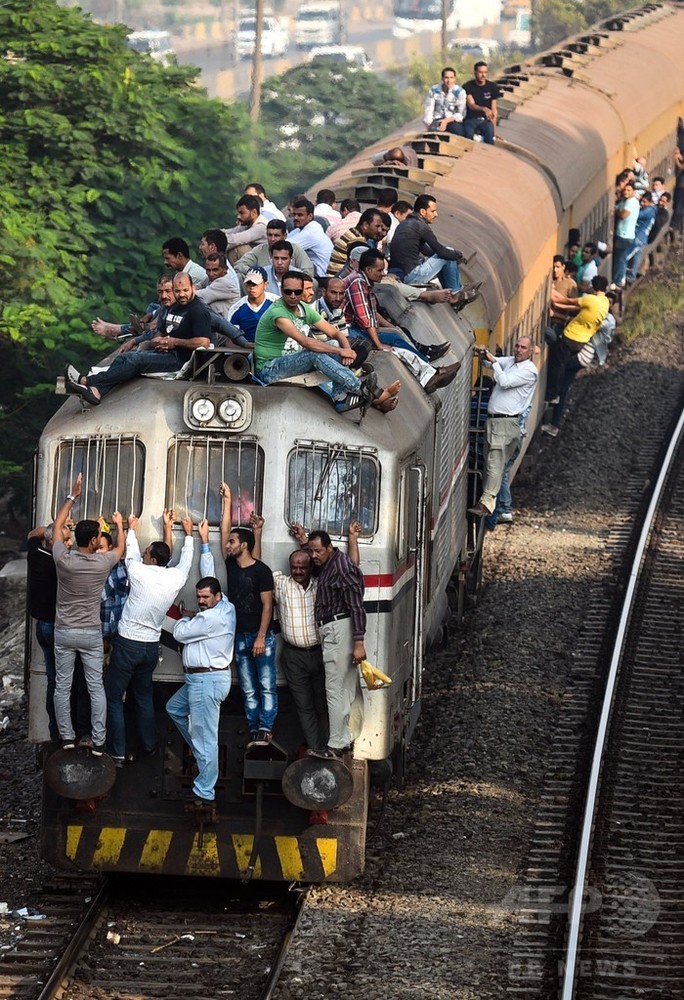 屋根や連結部にも、エジプト首都の超満員列車 写真15枚 国際ニュース：AFPBB News