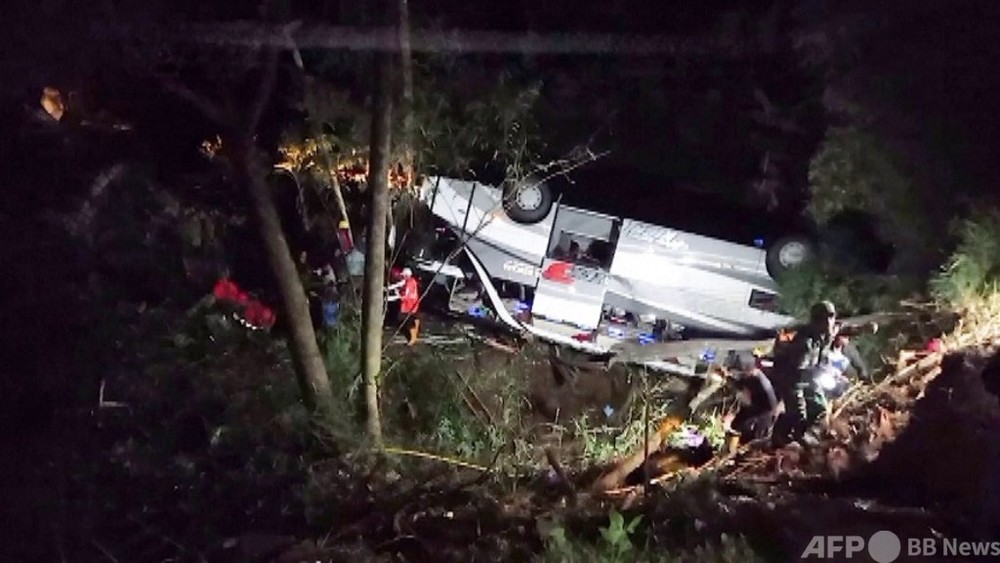 動画：バスが谷に転落、27人死亡 巡礼の帰路 インドネシア