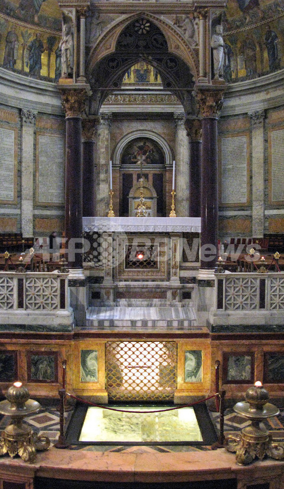 聖パウロのものとされる墓から骨の破片、ローマ法王 写真2枚 国際