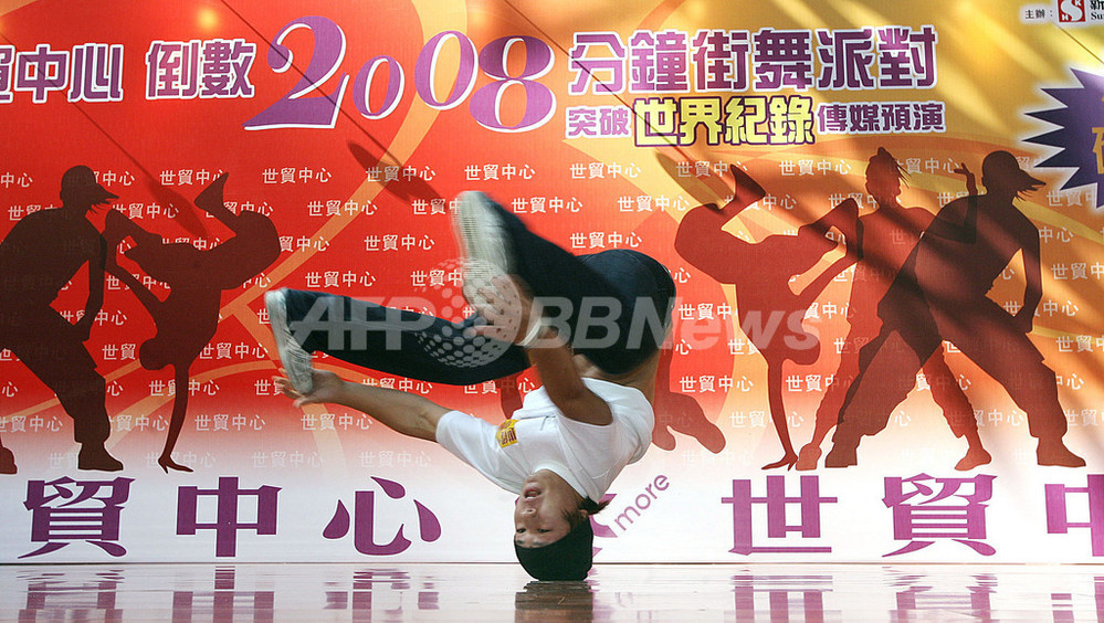 世界最速ヘッドスピンの日本人ダンサー、大みそかに新記録挑戦 写真4枚