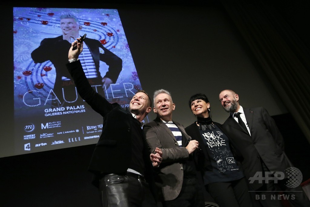 ゴルチエ回顧展、パリで開催 8月3日まで