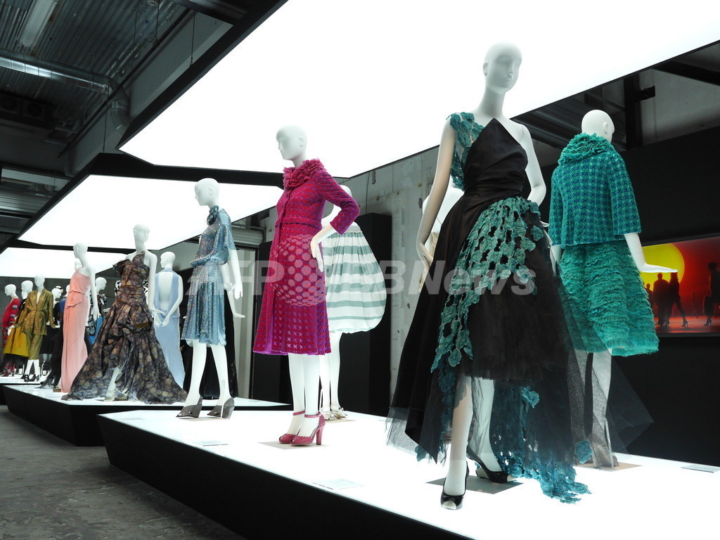 マーク ジェイコブス回顧展14日まで、貴重なショーピースが一堂に