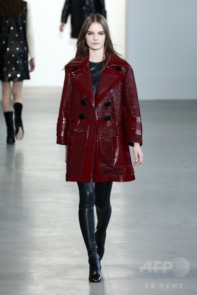 フェミニンさを併せ持つ強い女性をイメージ、「カルバン クライン コレクション」15/16年秋冬