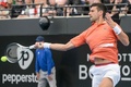 テニス、アデレード国際1、男子シングルス2回戦。リターンを打つノバク・ジョコビッチ（2023年1月5日撮影）。(c)Brenton EDWARDS / AFP