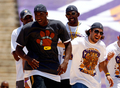 08-09NBAファイナルを制したロサンゼルス・レイカーズ（%%Los Angeles Lakers%%）の優勝パレードが17日、ロサンゼルス（Los Angeles）で行われ、数万人ものバスケットボールファンが祝福のため、市内中心部に詰めかけた。レイカーズの本拠地ステープルズ・センター（Staples Center）から始まったパレードは、8万人のファンが待つロサンゼルス・メモリアル・コロシアム（Los Angeles Memorial Coliseum）まで行われ、数百人の警察官が動員され。写真はメモリアル・コロシアムのステージで笑顔を見せるレイカーズの（左から）アンドリュー・バイナム（%%Andrew Bynum%%）、コービー・ブライアント（%%Kobe Bryant%%）、D・J・ムベンガ（%%DJ Mbenga%%）、サーシャ・ブヤチッチ（%%Sasha Vujacic%%）。（2009年6月17日撮影）(c)AFP/Getty Images/Jeff Gross