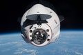 国際宇宙ステーション（ISS）に接近する民間宇宙船「クルードラゴン」。米航空宇宙局（NASA）提供（2021年4月27日公開）。(c)AFP PHOTO / NASA / HANDOUT