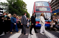 ビートルズ（The Beatles）最後のアルバム『アビイ・ロード（Abbey Road）』のジャケットと同じポーズで写真を撮るトリビュートバンド（2009年8月8日撮影）。(c)AFP/Leon Neal