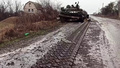 ウクライナ南部マリウポリ郊外で、破壊された同国軍の戦車。ロシア国防省が公開した動画より（2022年3月4日公開）。(c)AFP PHOTO / Russian Defence Ministry / handout