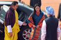 ブータンのジグミ・ケサル・ナムゲル・ワンチュク（Jigme Khesar Namgyel Wangchuck）国王（31）とジェツン・ペマ（Jetsun Pema）王妃（21）は24日、挙式後初の外遊でインドを公式訪問した。

国王夫妻はニューデリー（New Delhi）で、マンモハン・シン（Manmohan Singh）首相と会談。その後、プラティバ・パティル（Pratibha Patil）大統領との夕食会に臨み、数々の歴史的建築物で知られる西部ラジャスタン（Rajasthan）に列車で向かった。

インドは人道物資や水力発電所建設、軍事訓練などでブータンを援助しており、ブータンとは緊密な関係にある。

写真は、歓迎式典を終え、シン首相（右）と言葉をかわすジェツン・ペマ王妃（中央）とワンチュク国王（2011年10月24日撮影）。(c)AFP/ Prakash SINGH