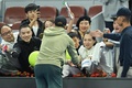 テニス、中国オープン、男子シングルス1回戦。試合後にファンにサインを書くヤニック・シナー（2024年9月26日撮影）。(c)ADEK BERRY / AFP