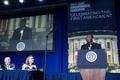 ホワイトハウス記者会の夕食会ででスピーチするコメディアンのロイ・ウッド・Jr氏（右）。米首都ワシントンで（2023年4月29日撮影）。(c)SAUL LOEB / AFP