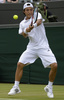 テニス、ウィンブルドン選手権（The Championships Wimbledon 2013）は27日、男子シングルス2回戦が行われ、添田豪（Go Soeda）は0-6、3-6、7-6、3-6で大会第9シードのリシャール・ガスケ（Richard Gasquet、フランス）に敗れた.

リターンを打つ添田豪（2013年6月27日撮影）。(c)AFP/ADRIAN DENNIS