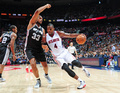 14-15NBA、アトランタ・ホークス対サンアントニオ・スパーズ。サンアントニオ・スパーズのボリス・ディーオウに対しドライブを仕掛けるアトランタ・ホークスのポール・ミルサップ（2015年3月22日撮影）。(c)AFP/Getty Images/NBAE/Scott Cunningham