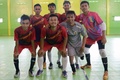 インドネシア・西ジャワ州のインドラマユで行われたフットサルの試合後、チームメートと写真撮影に応じるエマン・スラエマンさん（右から2人目、2018年2月3日撮影）。(c)AFP PHOTO / ADEK BERRY