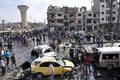 シリア中部ホムスで、2台の自動車爆弾が爆発した現場に集まった人々（2016年2月21日撮影）。(c)AFP