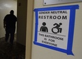 米ロサンゼルスの高校にある、性別に関係なく利用できるトイレの入り口（2016年5月4日撮影）。(c)AFP/Mark Ralston