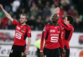 写真は、試合を終えチームの勝利を喜ぶレンヌの（左から）オリヴィエ・ソルラン（%%Olivier Sorlin%%）、ステファン・ムビア・エトゥンディ（%%Stephane Mbia Etoundi%%）、ロマン・ダンズ（%%Romain Danze%%）。(c)AFP/DAVID ADEMAS