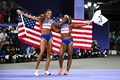 パリ五輪、陸上女子200メートル決勝。金メダルを獲得した米国のガブリエル・トーマス（左）と銅メダルを獲得した米国のブリタニー・ブラウン（2024年8月6日撮影）。(c)Ben STANSALL/ AFP