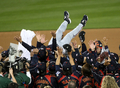 第2回ワールド・ベースボール・クラシック（%%2009 World Baseball Classic%%）決勝、韓国を延長10回5-3で下し、大会連覇を果たして胴上げされる日本の原辰徳（%%Tatsunori Hara%%）監督。（2009年3月23日撮影）(c)AFP/Getty Images/Stephen Dunn