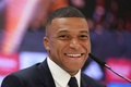 スペイン1部リーグのレアル・マドリードに加入し、本拠地サンチャゴ・ベルナベウで入団会見に臨むキリアン・エムバペ（2024年7月16日撮影）。(c)Pierre-Philippe MARCOU/ AFP