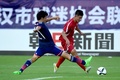 サッカー東アジアカップ、北朝鮮対日本。北朝鮮のソ・ヒョンウク（右）とボールを競る遠藤航（2015年8月2日撮影）。(c)AFP/WANG ZHAO