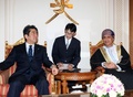 オマーンの首都マスカット（Muscat）で、同国のファハド・ビン・マハムード・サイド（Fahd bin Mahmud al-Said）閣僚評議会担当副首相（右）と会談する安倍晋三（Shinzo Abe）首相（2014年1月9日撮影）。(c)AFP/MOHAMMED MAHJOUB