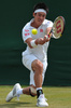 テニス、ウィンブルドン選手権（The Championships Wimbledon 2013）は27日、男子シングルス2回戦が行われ、大会第12シードの錦織圭（Kei Nishikori）は7-6、6-4、6-2でアルゼンチンのレオナルド・メイヤー（Leonardo Mayer）に勝利し、3回戦へ進出した。

リターンを打つ錦織圭（2013年6月27日撮影）。(c)AFP/CARL COURT