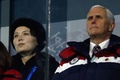 平昌冬季五輪の開会式の観覧する北朝鮮の金与正（キム・ヨジョン）朝鮮労働党中央委員会第1副部長（左）と米国のマイク･ペンス副大統領（右、2018年2月9日撮影）。(c)AFP PHOTO / Odd ANDERSEN
