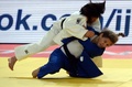 第33回世界柔道選手権、女子48キロ級。決勝で対戦する浅見八瑠奈（白）とパウラ・パレト（2015年8月24日撮影）。(c)AFP/VASILY MAXIMOV