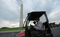 ワシントン記念塔（Washington Monument）前を通過する公園管理作業員（2011年8月25日撮影）。(c)AFP/Mandel NGAN