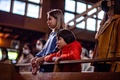 東京都内の教会で行われたウクライナ正教会の「枝の主日」の礼拝（2022年4月17日撮影）。(c)Philip FONG / AFP