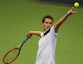 男子テニス、カタール・エクソンモービル・オープン（Qatar ExxonMobil Open 2014）シングルス2回戦。サーブトスを上げるフロリアン・マイヤー（Florian Mayer、2014年1月1日撮影）。(c)AFP/MARWAN NAAMANI