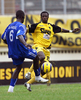 アル・ヒラルの選手と競り合うASEC・アビジャンの%%Idrissu Abdul Nafiu%%（右）。(c)AFP/KAMBOU SIA