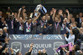 サッカーフランス杯2012-13（French Cup 12-13）決勝、ボルドー（FC Girondins de Bordeaux）対エヴィアン・トノン・ガイヤールFC（Evian Thonon Gaillard FC）。トロフィーを掲げ歓喜するボルドーの選手（2013年5月31日撮影）。(c)AFP/THOMAS SAMSON