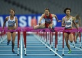 第17回アジア競技大会（17th Asian Games、Asiad）陸上女子100メートルハードル決勝。優勝した呉水嬌（Wu Shujiao、中央）と3着の木村文子（Ayako Kimura、右、2014年10月1日撮影）。(c)AFP/MANAN VATSYAYANA
