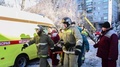 ロシア・マグニトゴルスクで、ガス爆発により崩壊した住居ビルから発見された生存者を運ぶ救助隊員ら。同国非常事態省提供（2019年1月1日撮影）。(c)HO / RUSSIAN EMERGENCY SITUATIONS MINISTRY / AFP