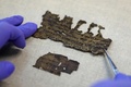 死海文書の断片を取り扱うイスラエル考古学庁職員。エルサレムで（2020年6月2日撮影）。(c)MENAHEM KAHANA / AFP