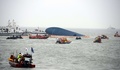 韓国南西部珍島（Jindo）郡屏風（Byungpoong）沖で続く沈没した旅客船セウォル（Sewol）号の乗客の救出作業（2014年4月17日撮影）。(c)AFP/ED JONES