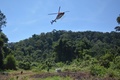 インドネシア・カリマンタン島に、オランウータンが入ったおりを降ろしたヘリコプター。ボルネオ・オランウータン・サバイバル・ファウンデーション（BOSF）提供（2021年2月16日撮影、同23日公開）。(c)AFP PHOTO / BORNEO ORANGUTAN SURVIVAL FOUNDATION