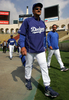 グランド入りするドジャースのジョー・トーリ（%%Joe Torre%%）監督。(c)AFP/Getty Images/Jeff Gross