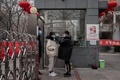 中国・北京で住民の体温検査を行うマンションの警備員（2020年1月27日撮影）。(c)NICOLAS ASFOURI / AFP