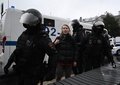 ロシア・モスクワで、ウクライナ侵攻をめぐる部分動員令への抗議デモに参加して警察に拘束された女性（2022年9月24日撮影）。(c)AFP