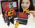 都内・タカラトミー（Tomy）本社で展示された形の変わるロボット玩具「トランスフォーマー デヴァイスレーベル」シリーズのブロードブラストとUSBメモリに変形するチータス（2010年6月28日撮影）。(c)AFP/Yoshikazu TSUNO