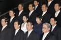 首相官邸で記念撮影に臨む菅改造内閣（2010年9月17日撮影）。(c)AFP/Kazuhiro NOGI