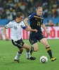 2010年サッカーW杯南アフリカ大会（%%2010 World Cup%%）1次リーグD組、ドイツ対オーストラリア。試合はドイツが4-0で快勝した。写真はオーストラリアのスコット・チッパーフィールド（%%Scott Chipperfield%%）とボールを競り合うドイツのフィリップ・ラーム（%%Philipp Lahm%%、左）。（2010年6月13日）(c)AFP/CARL DE SOUZA