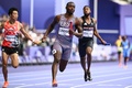 パリ五輪、陸上男子4×100メートルリレー予選。ゴールする米国のコートニー・リンジー（2024年8月8日撮影）。(c)Jewel SAMAD / AFP