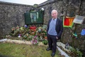 アイルランド・チュアムに設けられた、元母子生活支援施設の敷地内に埋められたとされる約800人の子どもの追悼廟を訪れた元入所者の男性（2021年1月13日撮影）。(c)Paul Faith / AFP