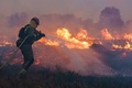 スペイン北部サモラ近郊の山火事の消火を行う消防隊員（2022年6月18日撮影）。(c)CESAR MANSO / AFP