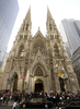 ニューヨーク（New York）の聖パトリック大聖堂（Saint Patrick&apos;s Cathedral）に到着したローマ法王ベネディクト16世（Pope Benedict XVI、2008年4月19日撮影）。(c)AFP/TIMOTHY A. CLARY